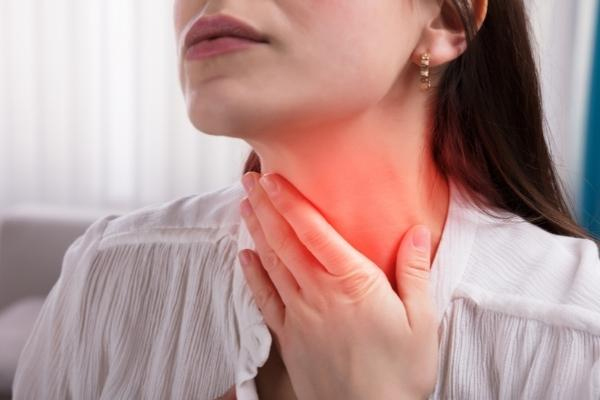 Đau, rát họng là triệu chứng điển hình của bệnh viêm họng hạt